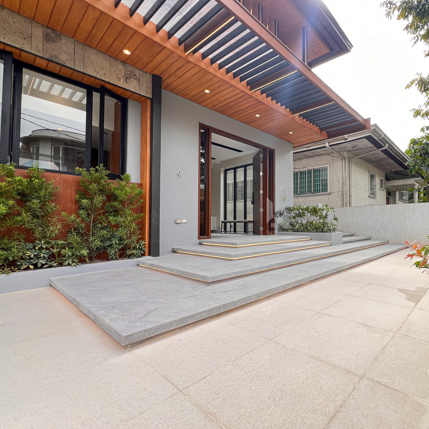 Stunning Brand New Premium House with Infinity Pool For Sale photo 2