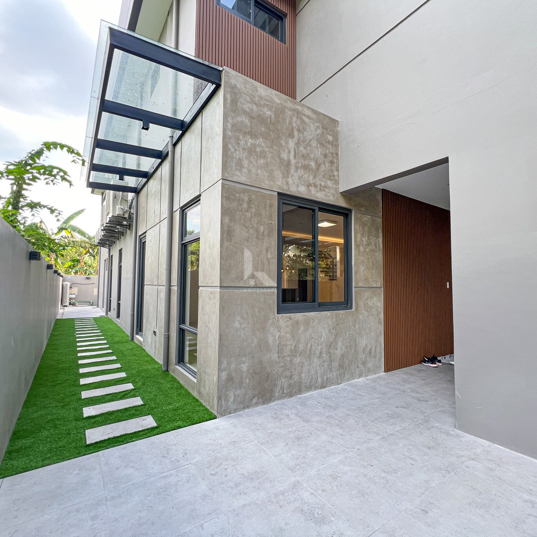 Impeccable Modern Industrial House and Lot For Sale photo 2