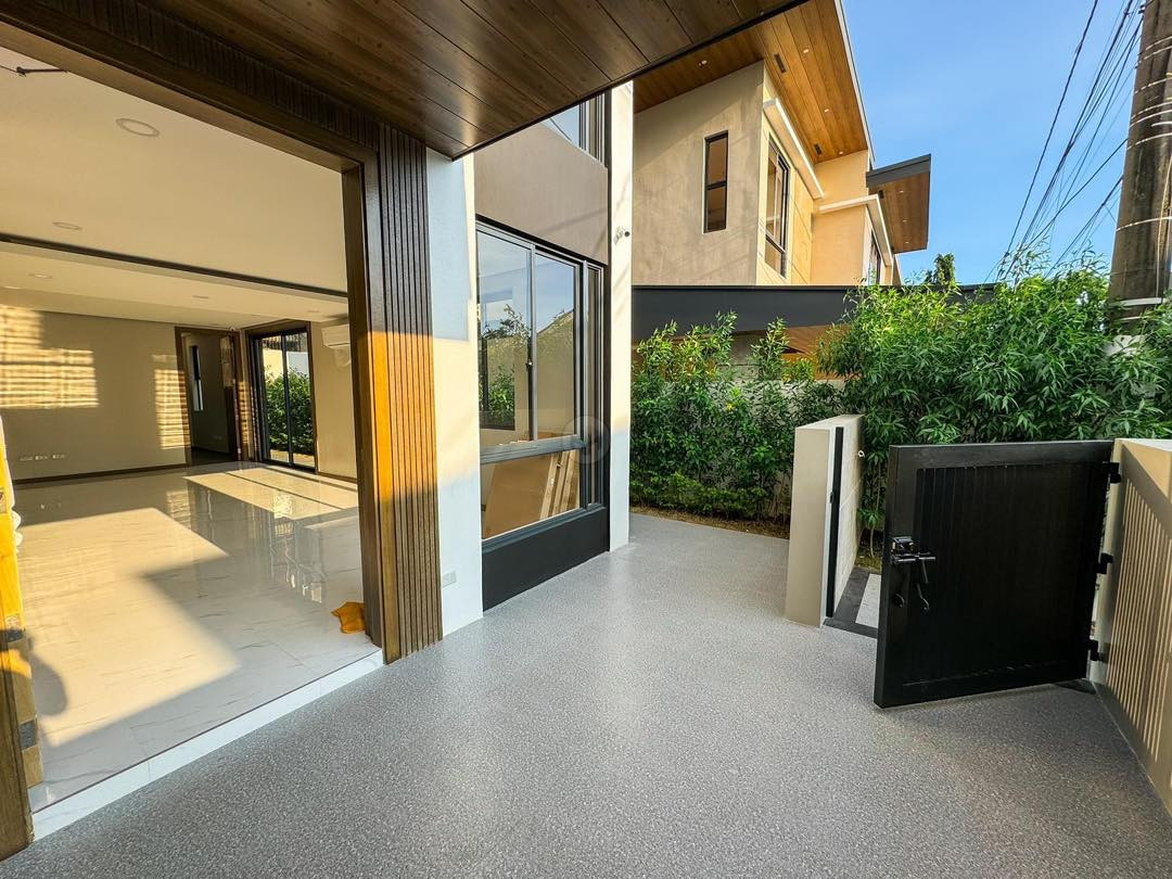 Contemporary 5 Bedroom House for Sale in BF Homes photo 5