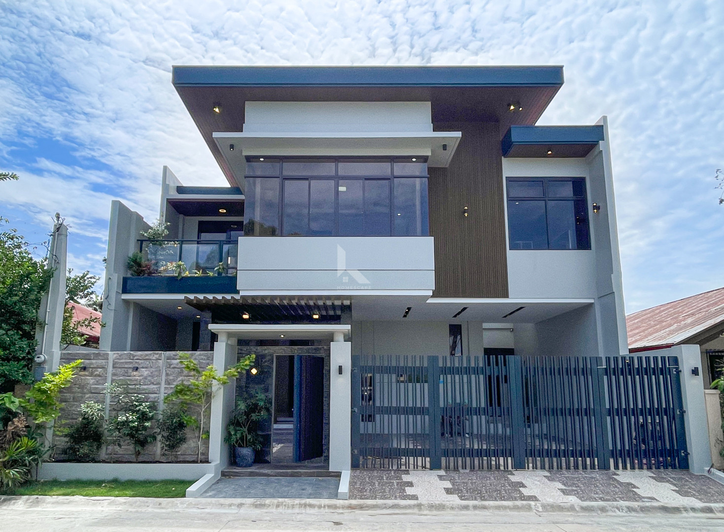 Elegant Modern Contemporary House and Lot For Sale in BF Resort photo 1