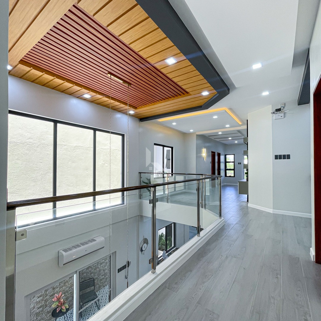 ylish Semi-Furnished Modern Contemporary Home in BF Resort photo 5
