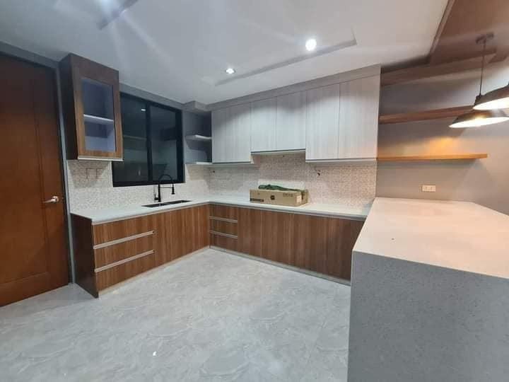 A sophisticated home in a secured subdivision that offers good amenities photo 4
