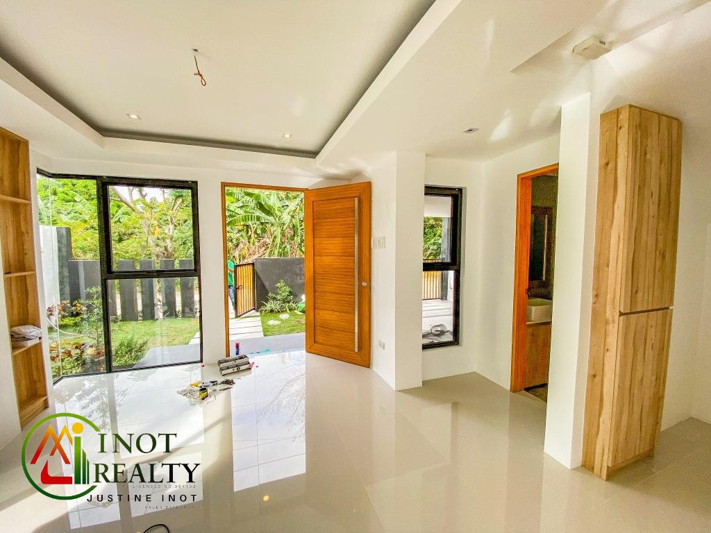 Elegantly Finished Single attached House and Lot photo 5