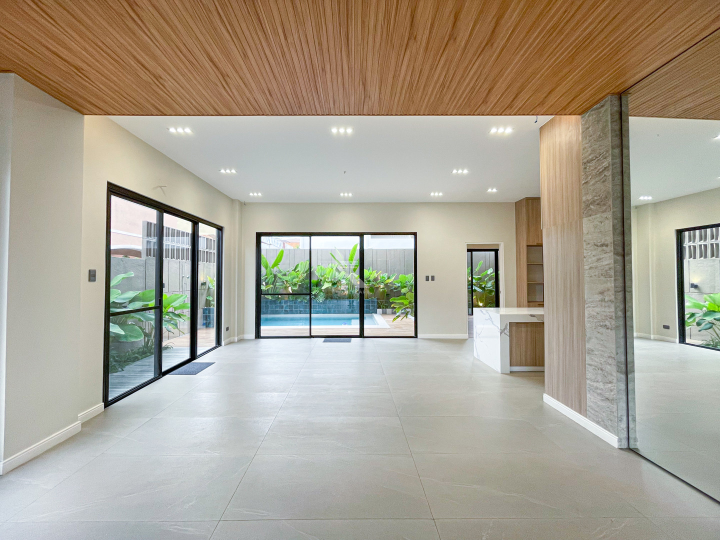 Elegant Modern Contemporary House with Swimming Pool For Sale photo 4