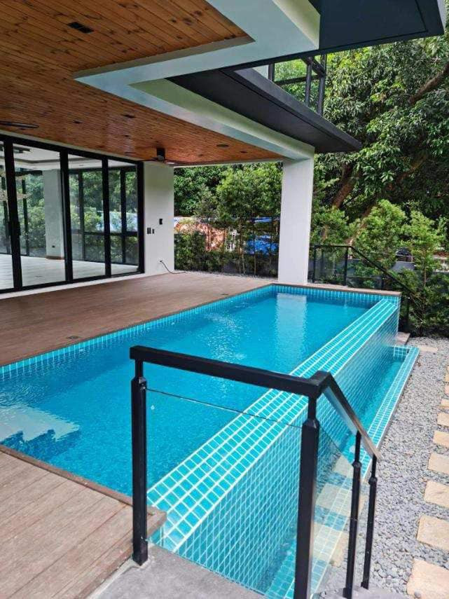 A Stunning 6 Bedroom House and Lot for Sale photo 2