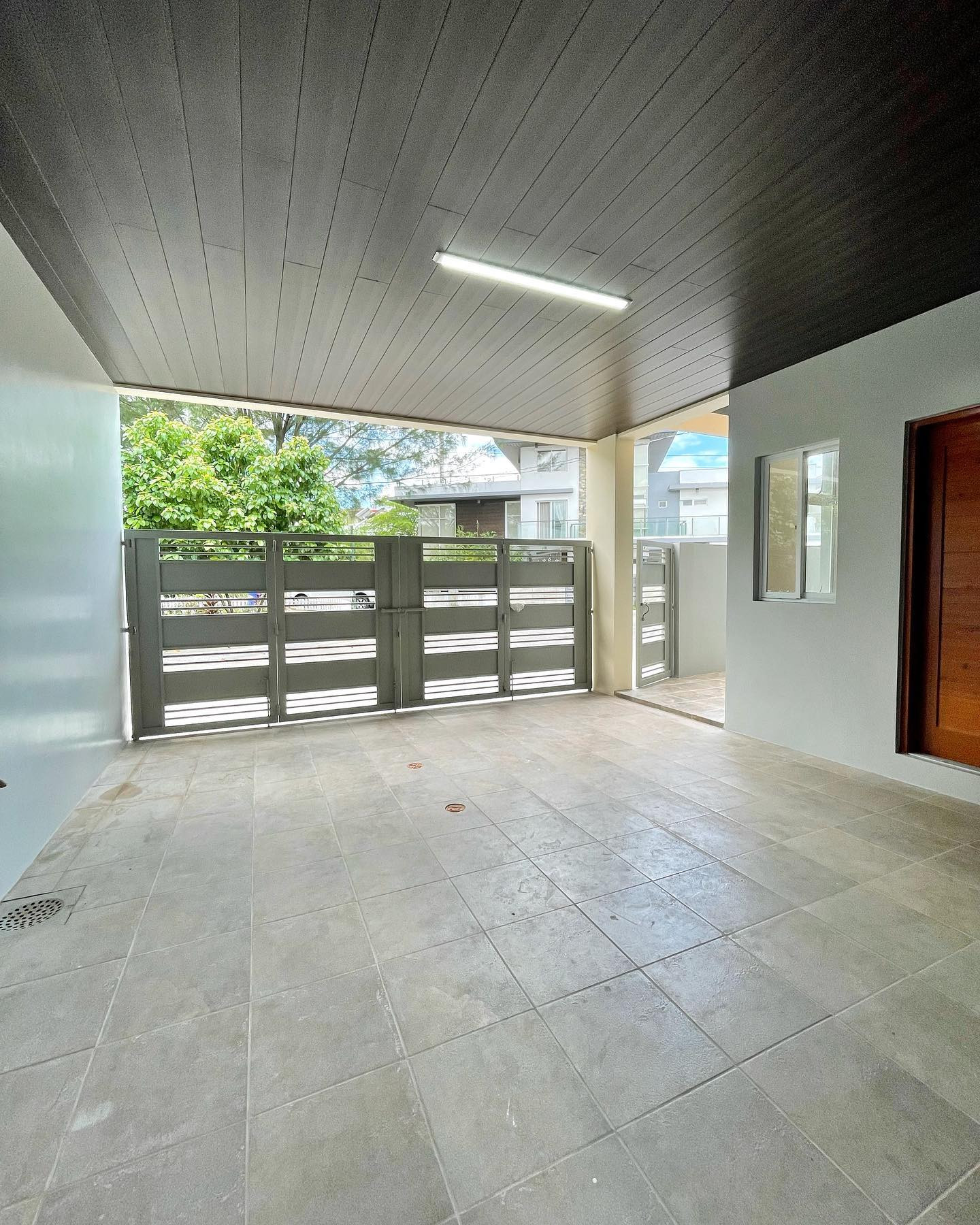Brand New Modern House for Sale in Greenwoods Executive Village photo 5