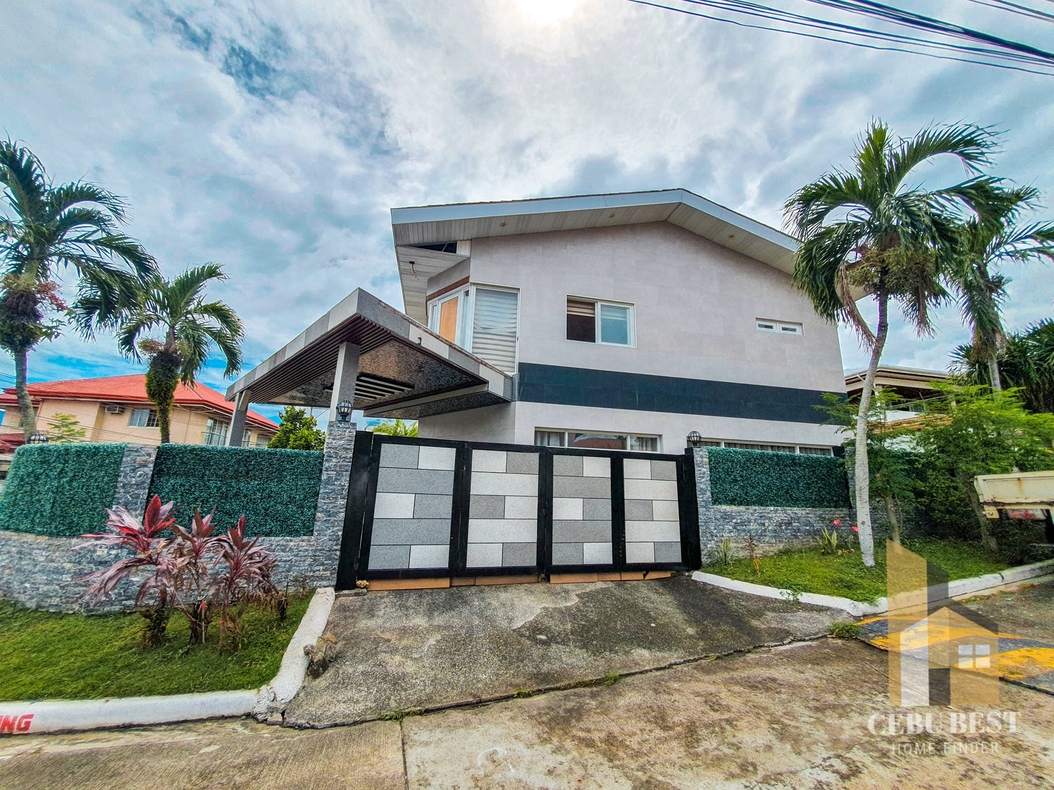 pacious Contemporary House for Sale in SunnyHills Subdivision photo 3
