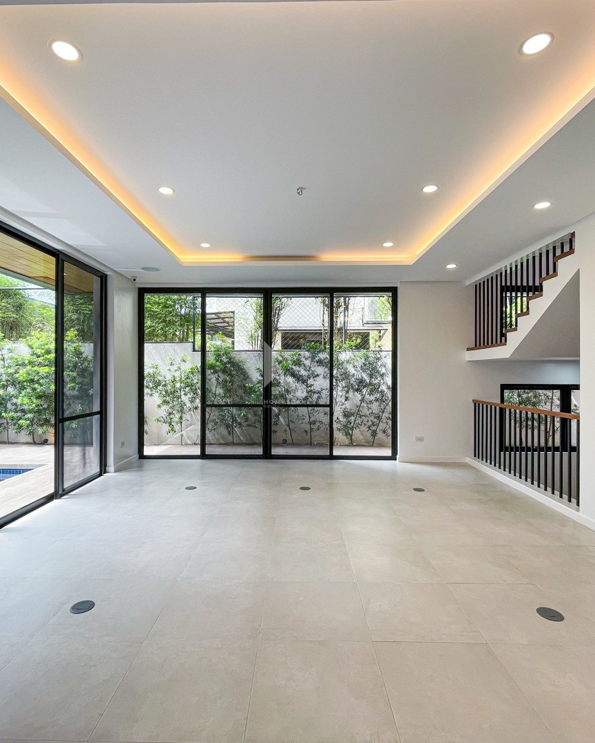 Upscale Modern Tropical Home in Ayala Alabang Village photo 5