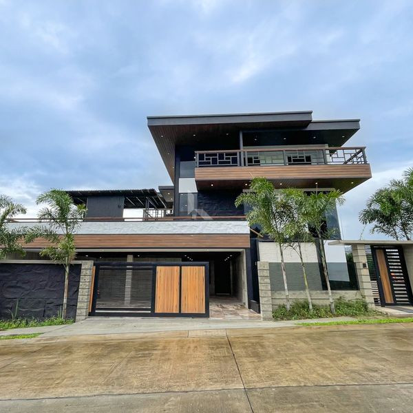 Astounding Fully Furnished Modern Contemporary House and Lot For Sale photo 3