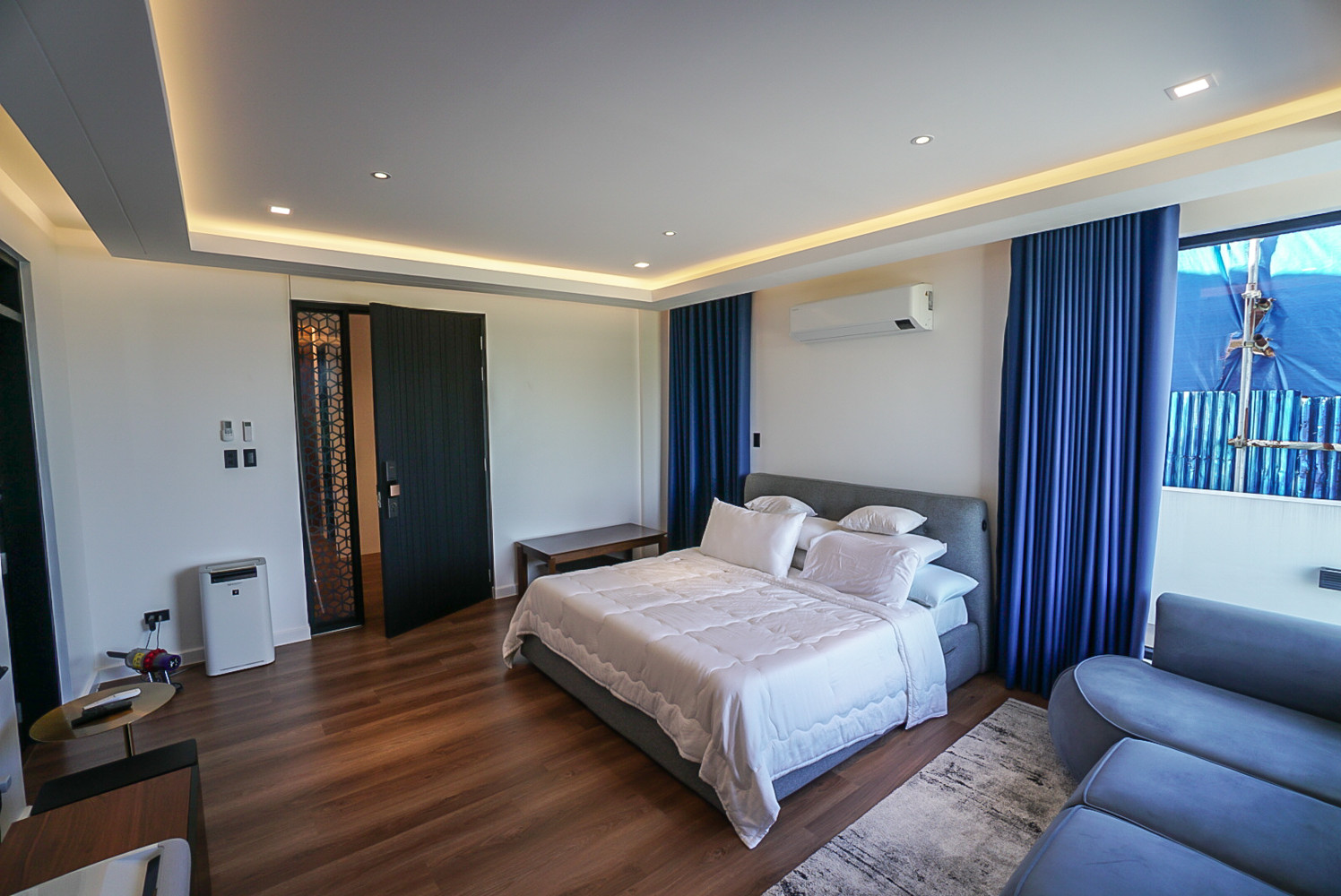 Polished and stylish. This newly listed property in Laguna photo 5