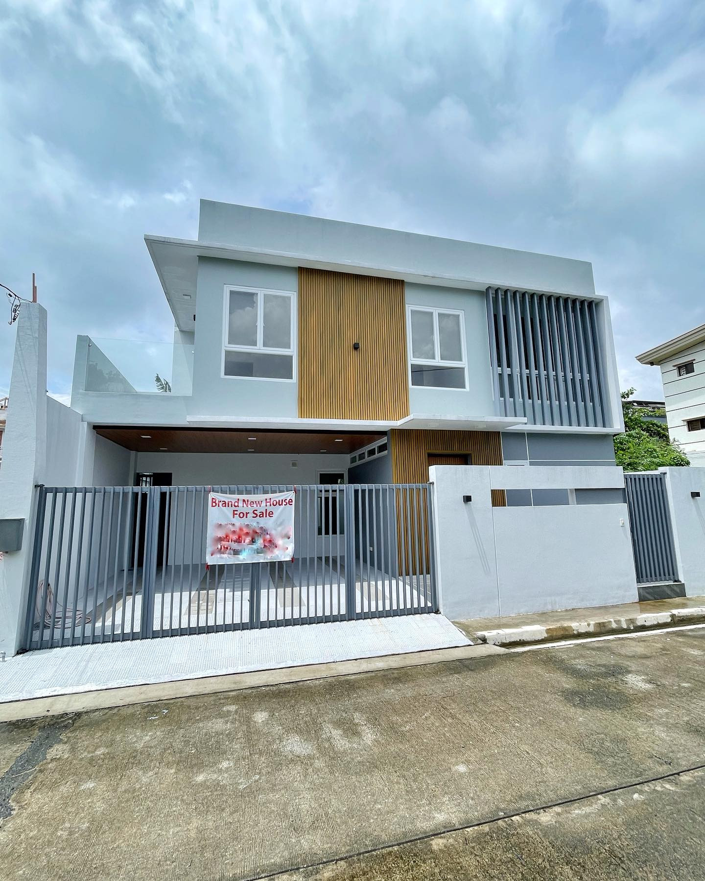 Brand New Modern Contemporary House for Sale in Greenwoods Executive Village photo 1