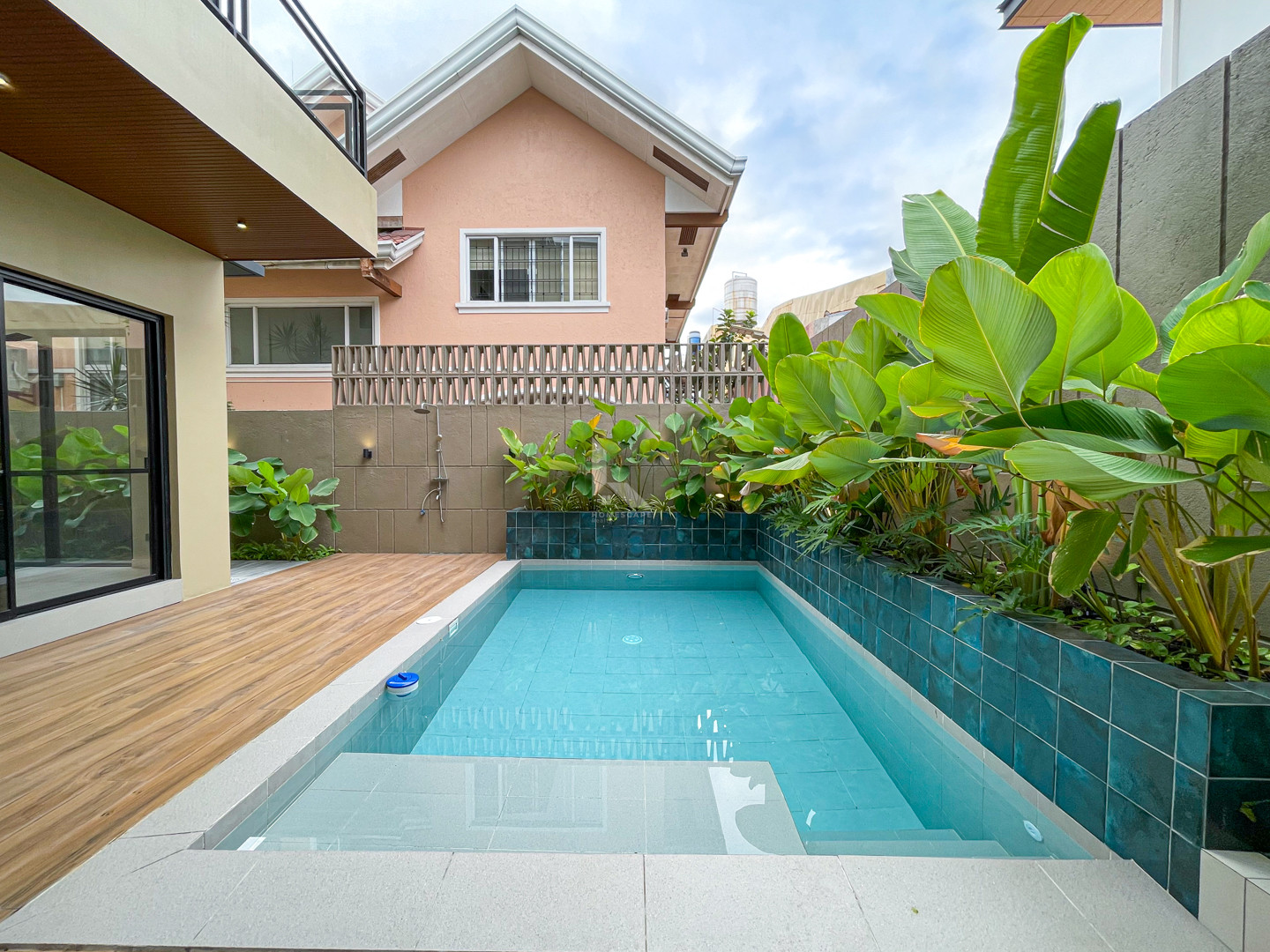 Elegant Modern Contemporary House with Swimming Pool For Sale photo 2