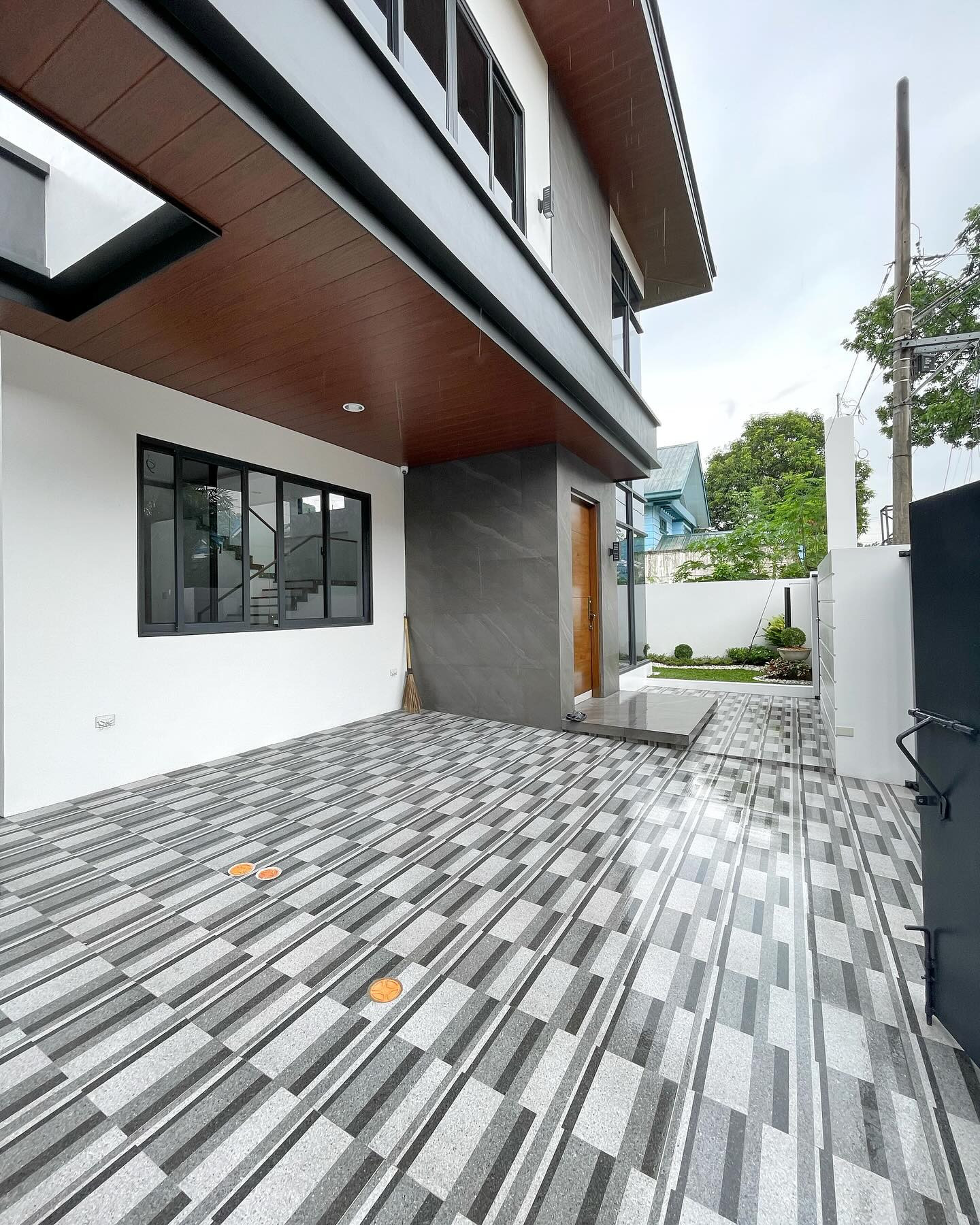 Brand New Modern Contemporary House in Filinvest, Batasan Hills Quezon City photo 2
