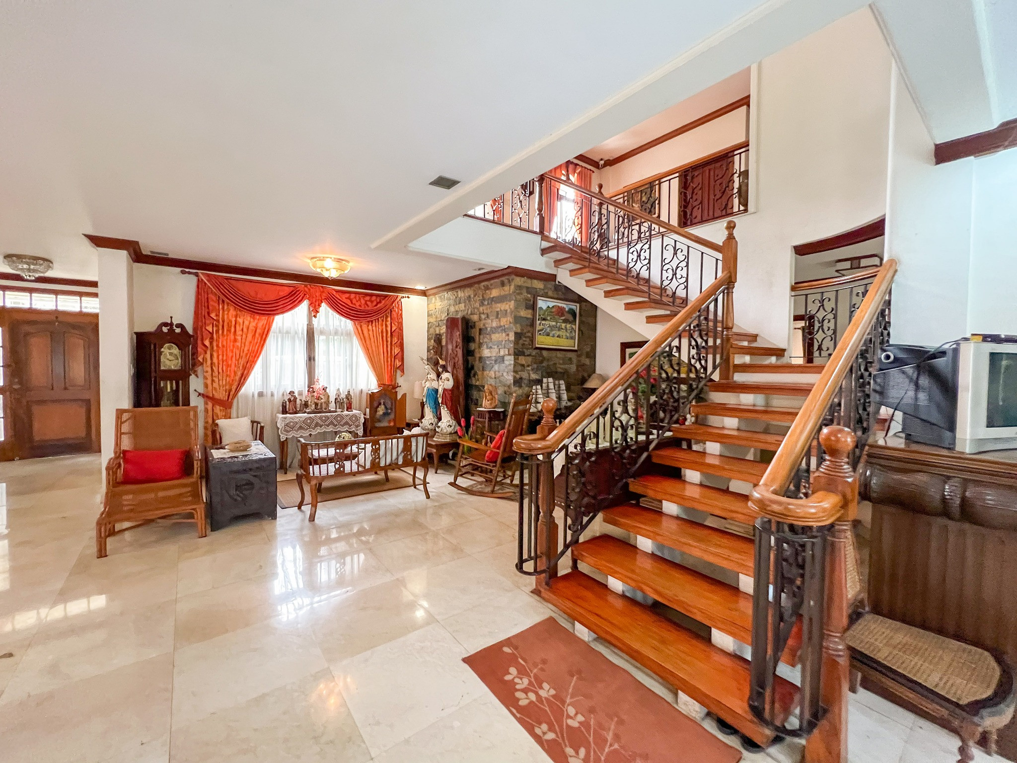 Astonishing 6-Bedroom House For Sale in Loyola Grand Villas photo 2