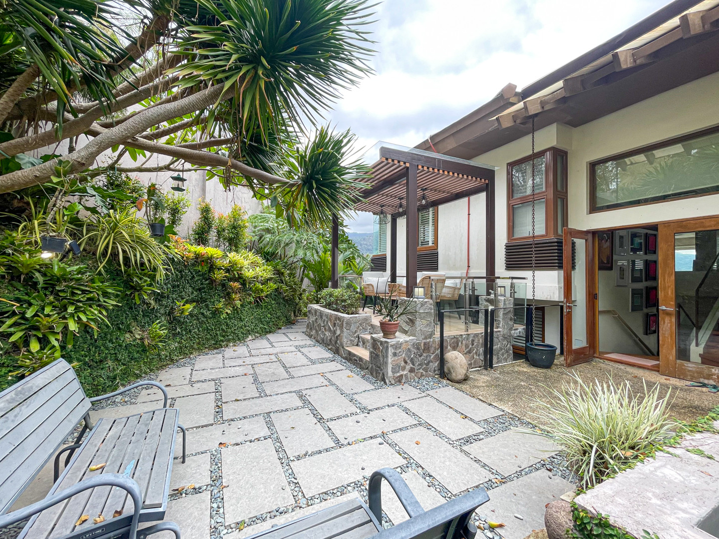 Prime Corner House and Lot with Breathtaking photo 1