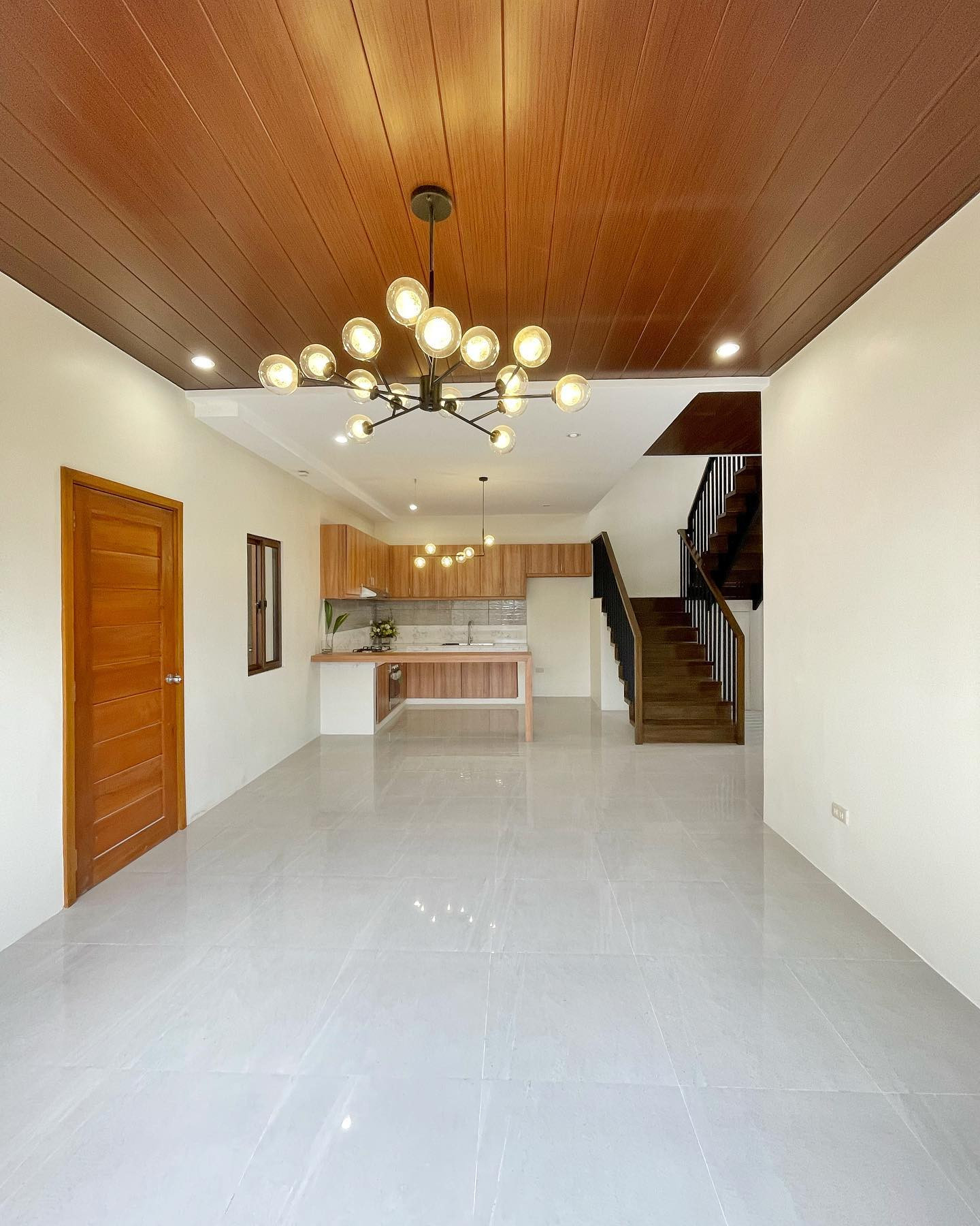 Beautiful Brand  New High-Ceiling House for Sale in Greenwoods Executive Village photo 2
