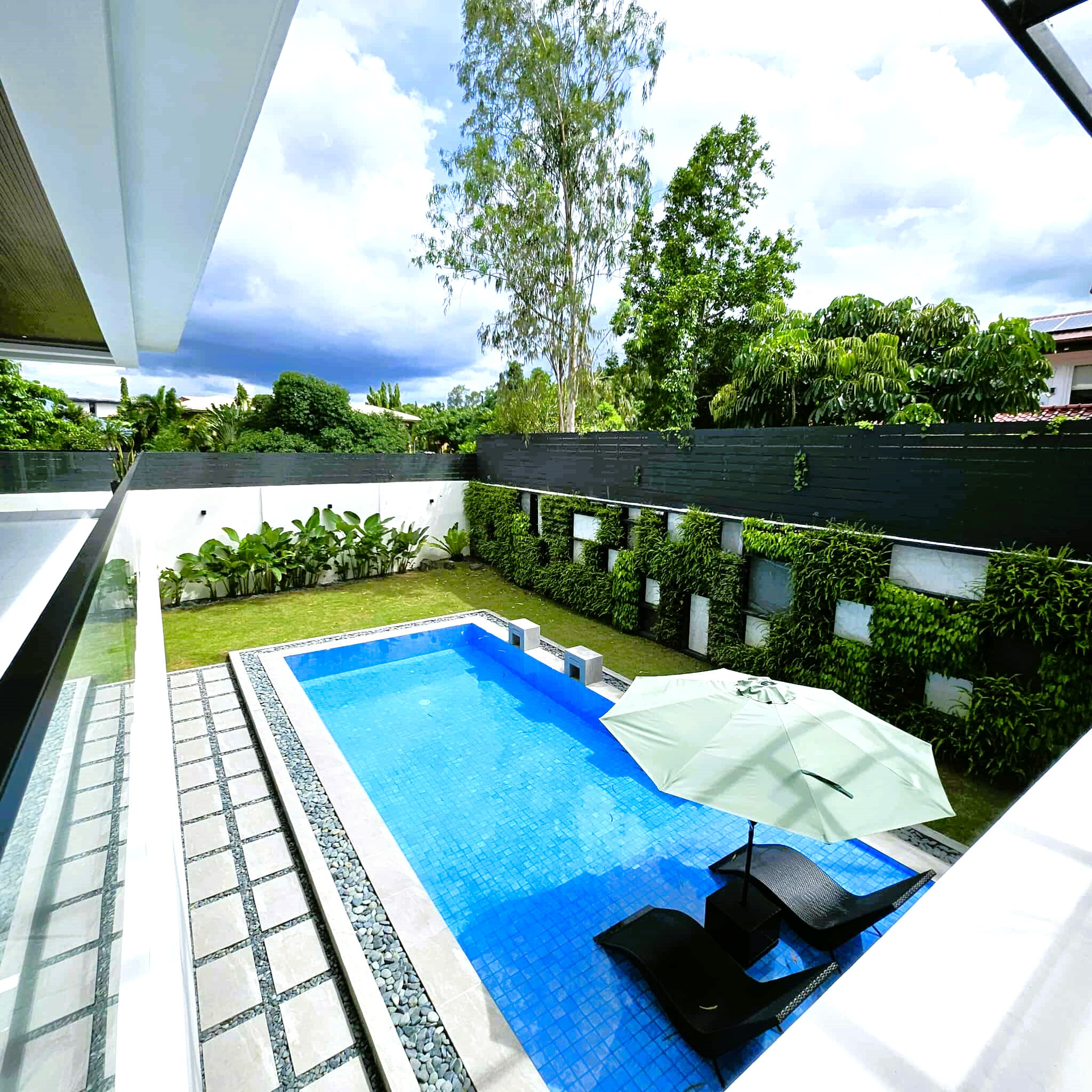 Stunning 8-Bedroom House and Lot for Sale photo 2