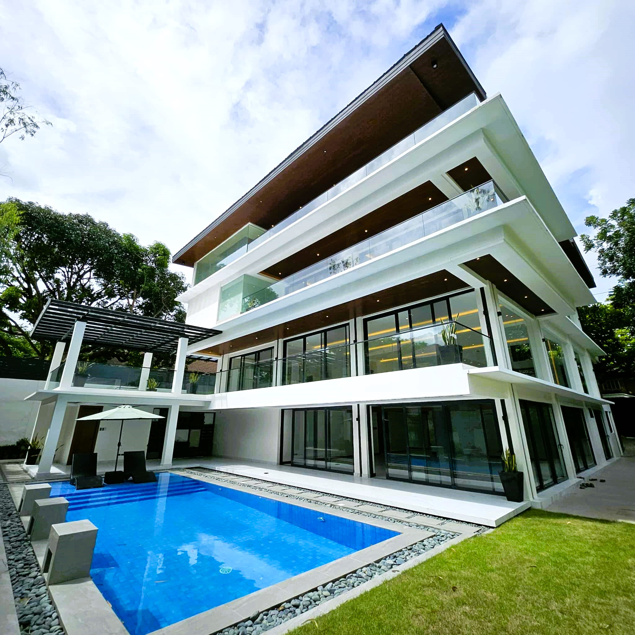 Stunning 8-Bedroom House and Lot for Sale photo 1