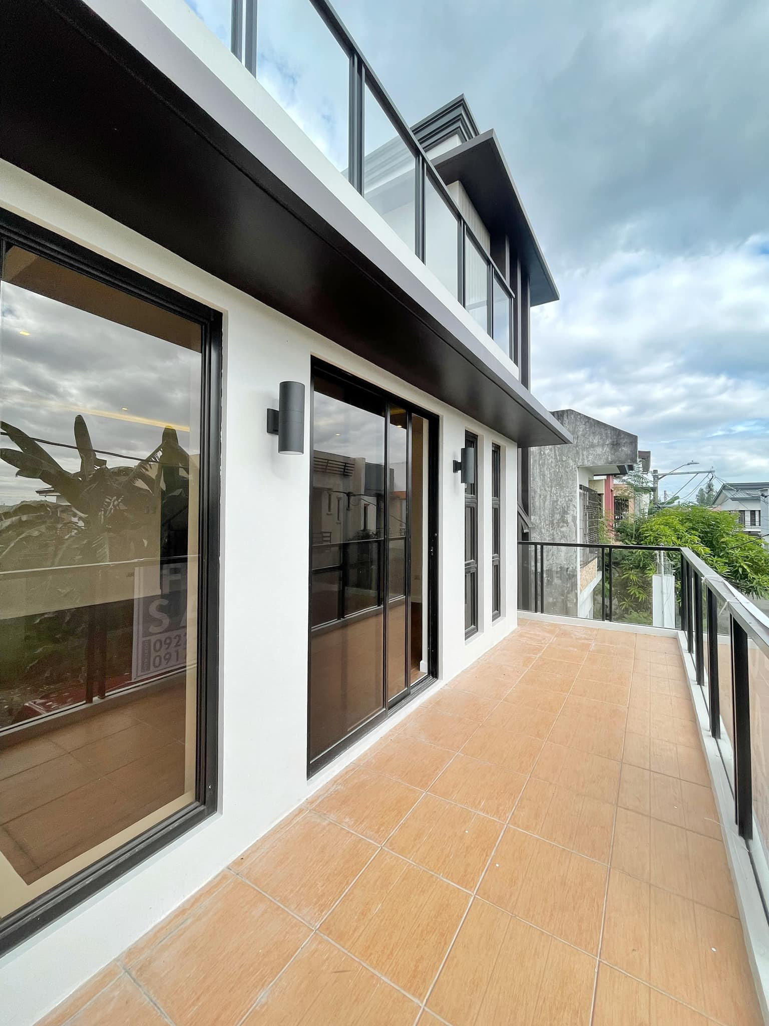 Brand New Modern 3-Storey House for Sale photo 2