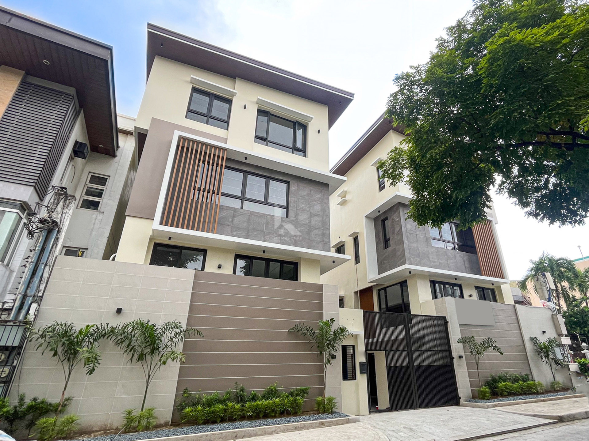Sophisticated 4-Storey Modern Townhouse in New Manila photo 1