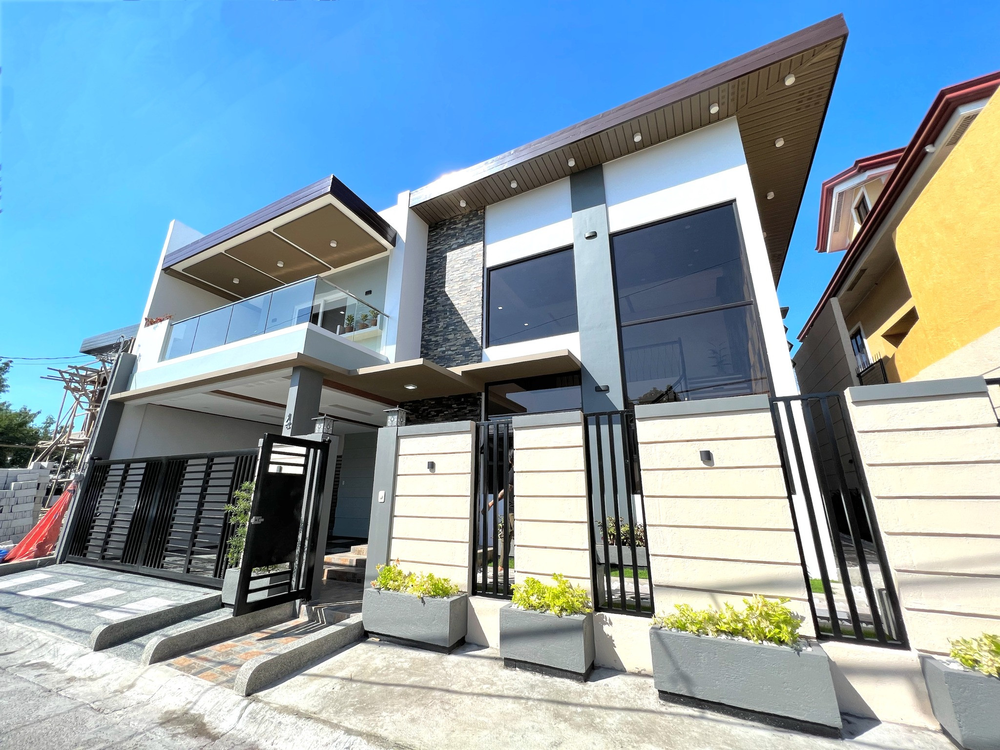 Enticing Peaceful House and Lot for Sale photo 1