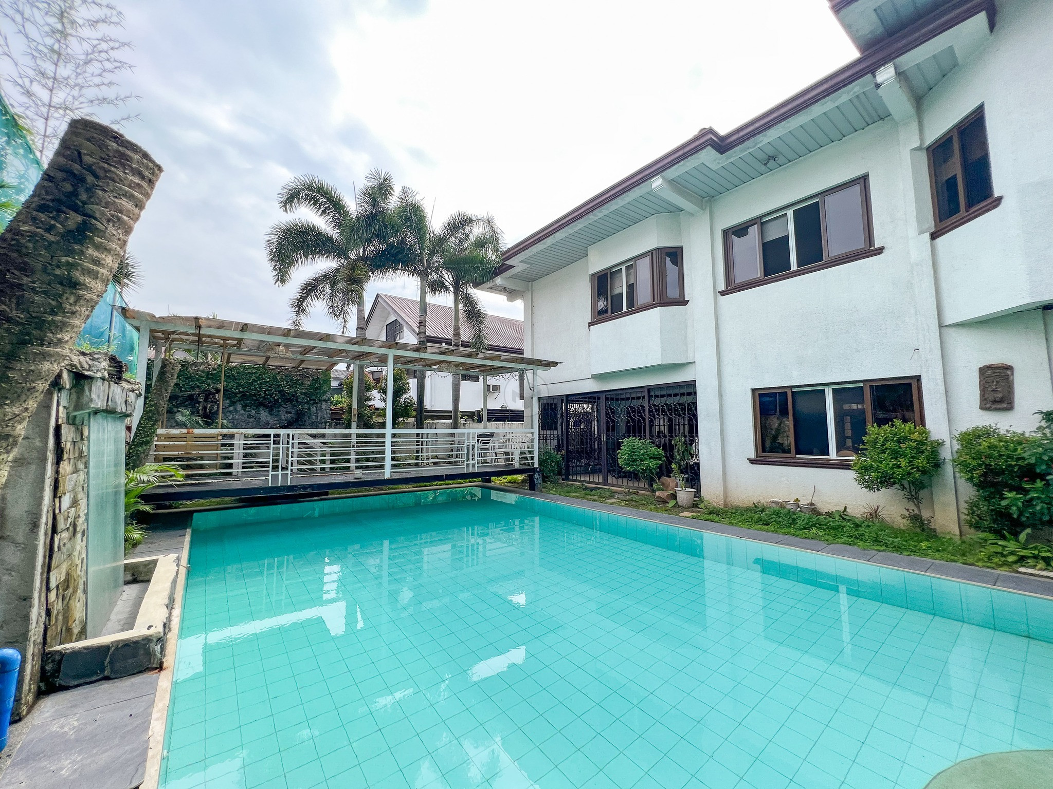 Astonishing 6-Bedroom House For Sale in Loyola Grand Villas photo 1
