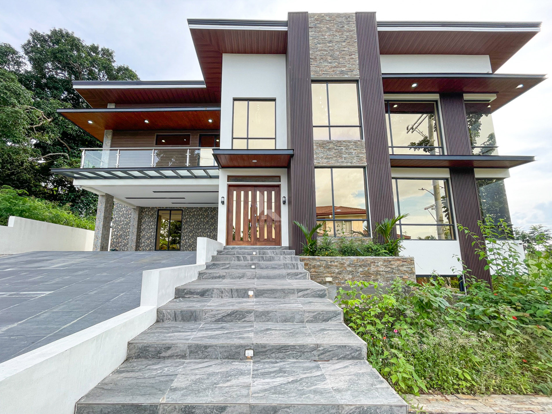 Superb Modern Contemporary Home with Overlooking View in Sun Valley, Antipolo photo 1