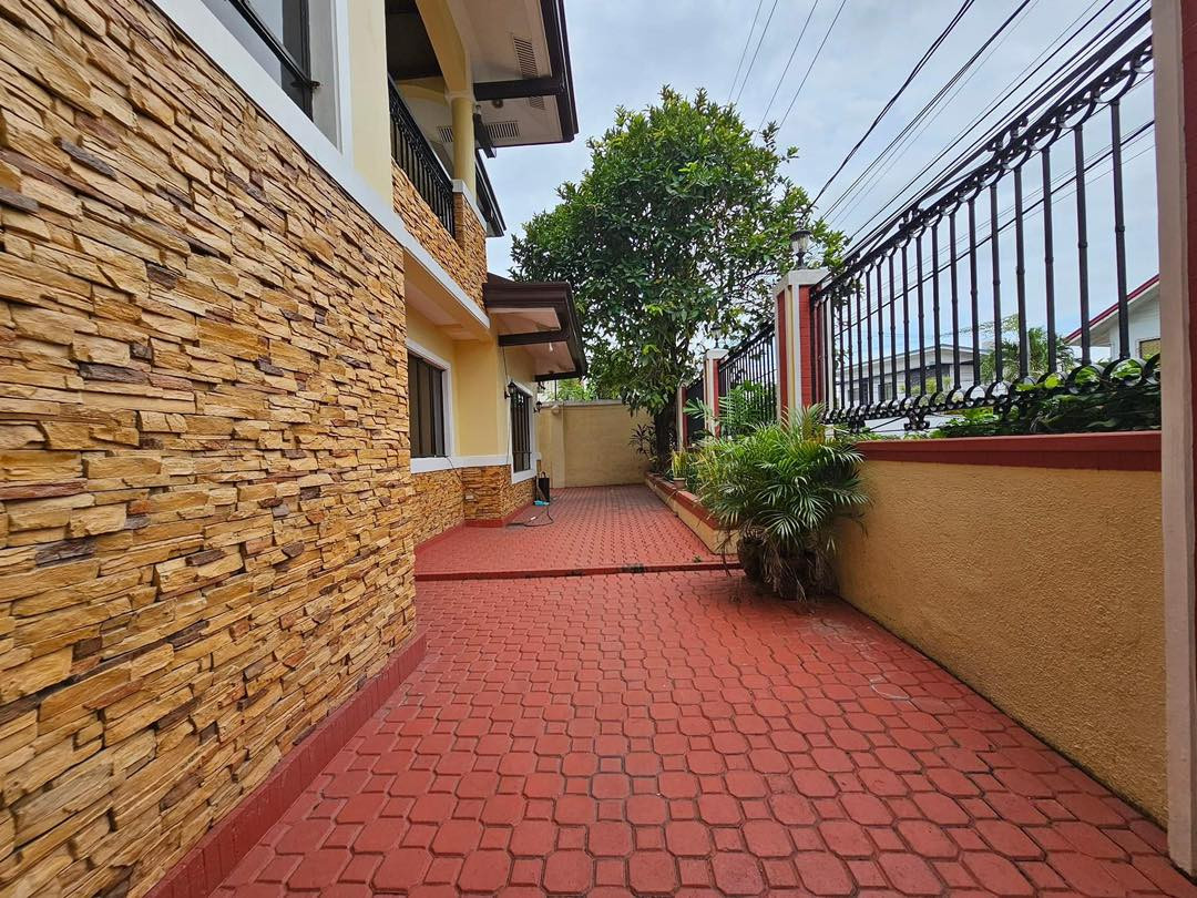 An Enchanting Colossal House for Sale in Las Piñas City photo 3