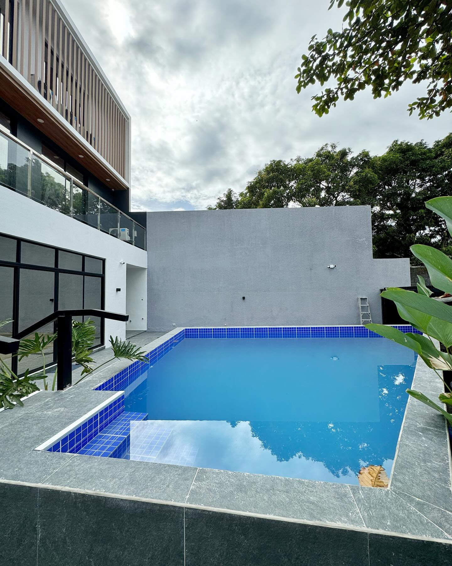 Brand New Modern Elegant Corner House for Sale photo 2