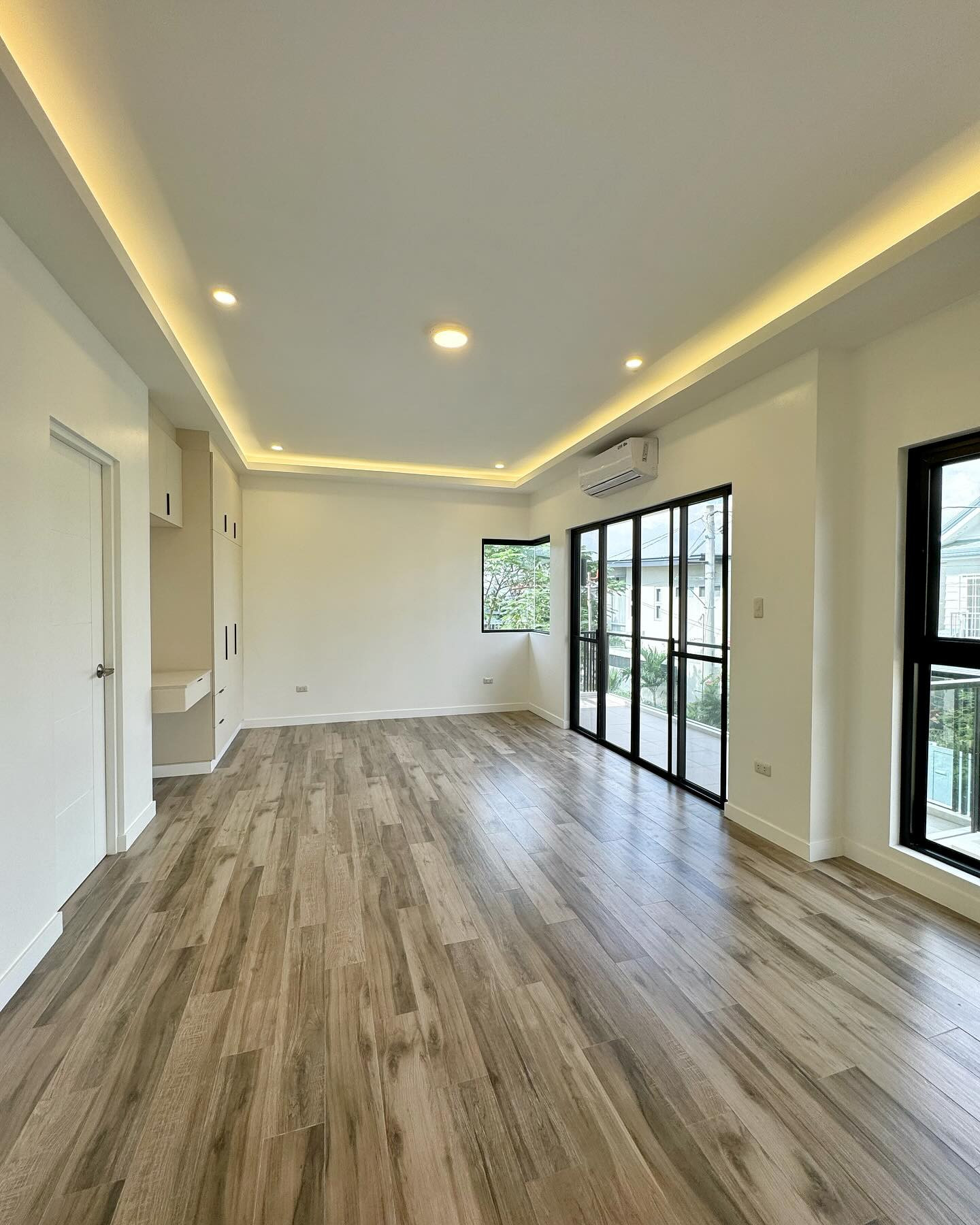 Brand New Modern House for Sale in Greenwoods Executive Village photo 5