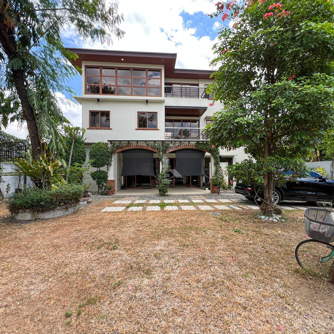 Cozy House with Vast Two-Lots For Sale in Woodridge Heights, Marikina City photo 1