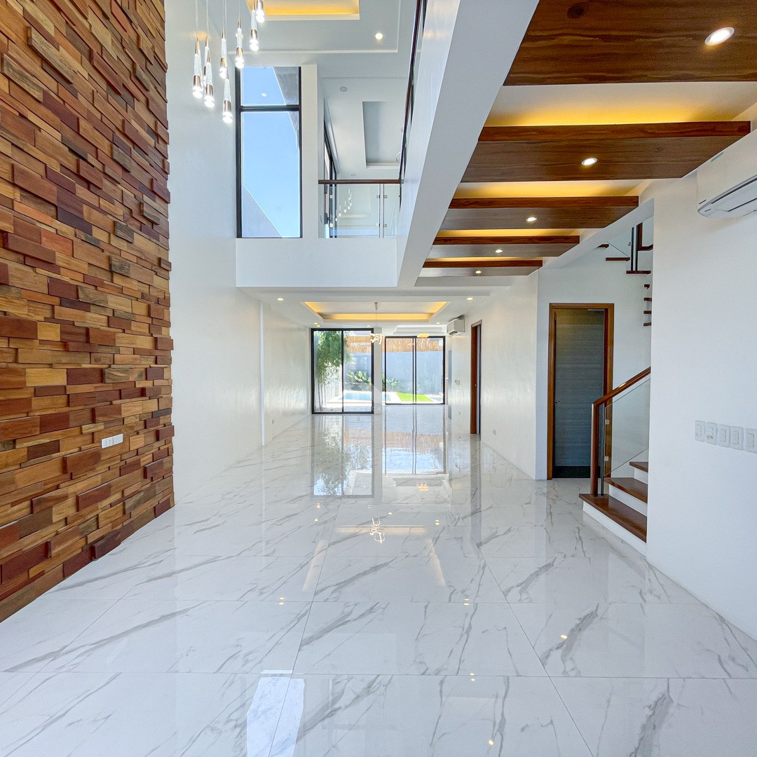Sophisticated Modern Industrial House with Swimming Pool For Sale photo 2