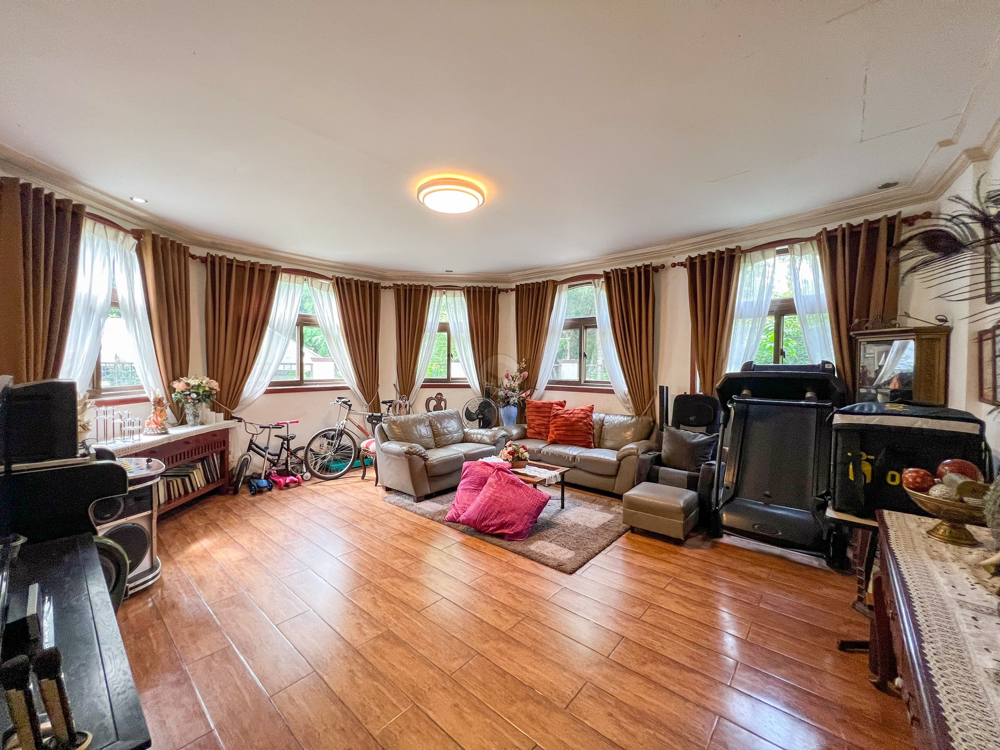 Astonishing 6-Bedroom House For Sale in Loyola Grand Villas photo 3