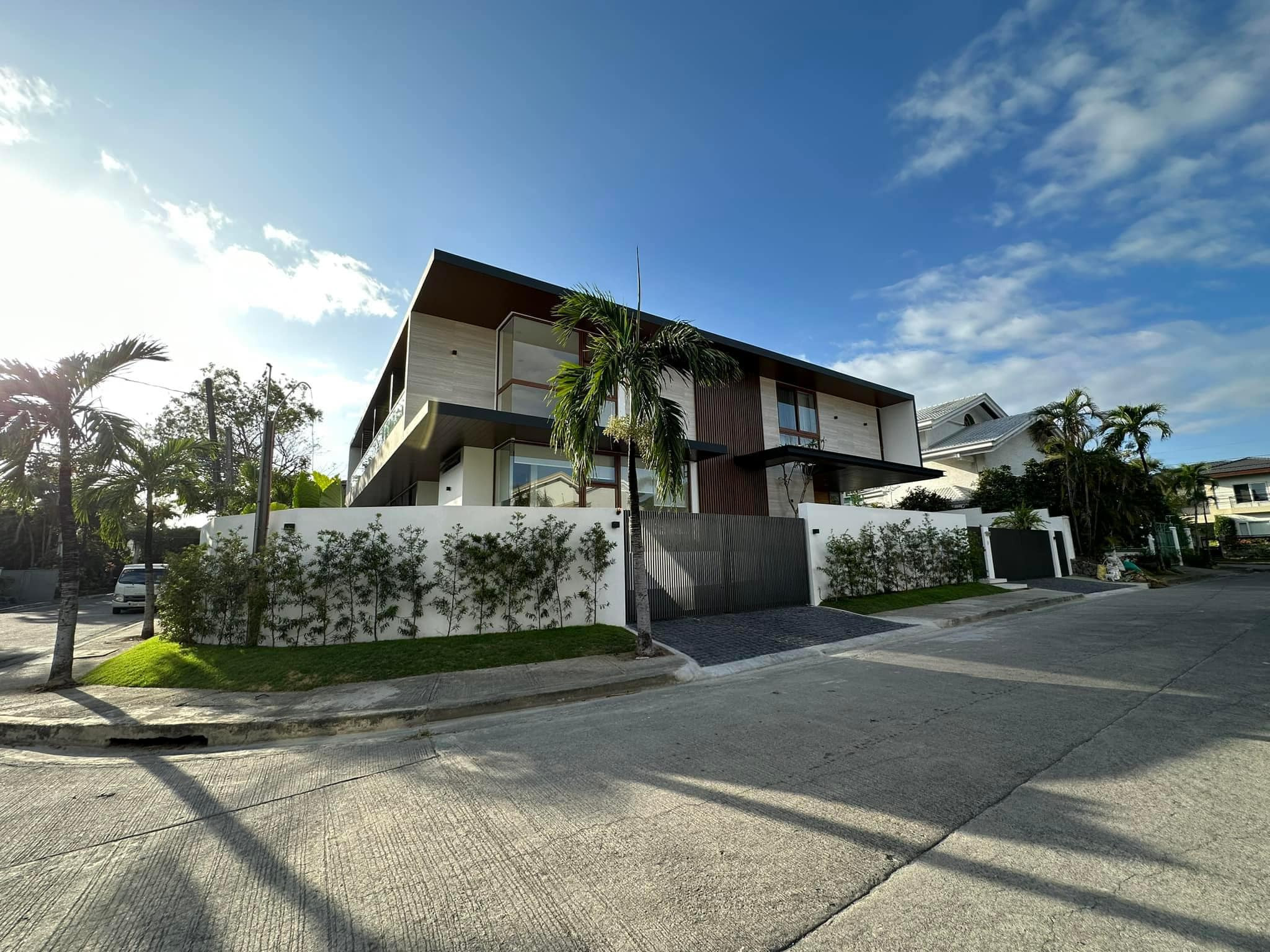 A Top-Tier 5 Bedroom House and Lot for Sale photo 2