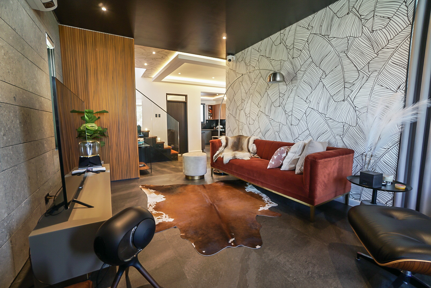 Polished and stylish. This newly listed property in Laguna photo 1