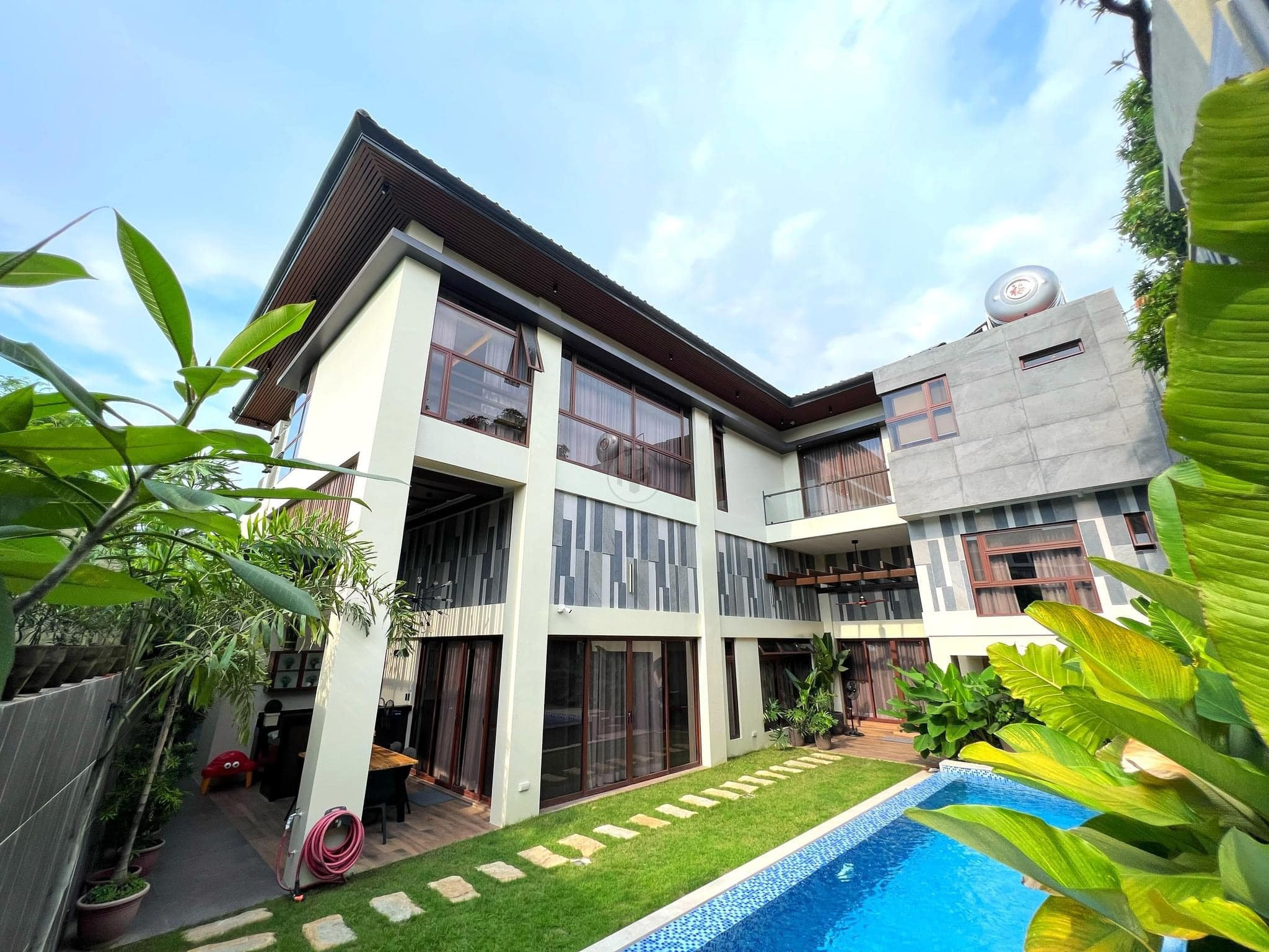 A Statuesque Designer Home in Multinational Village, Parañaque photo 2
