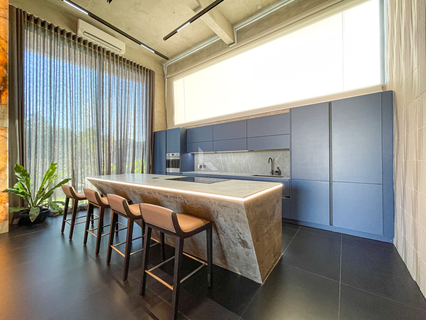 Luxurious Fully Furnished Modern House and Lot For Sale photo 4