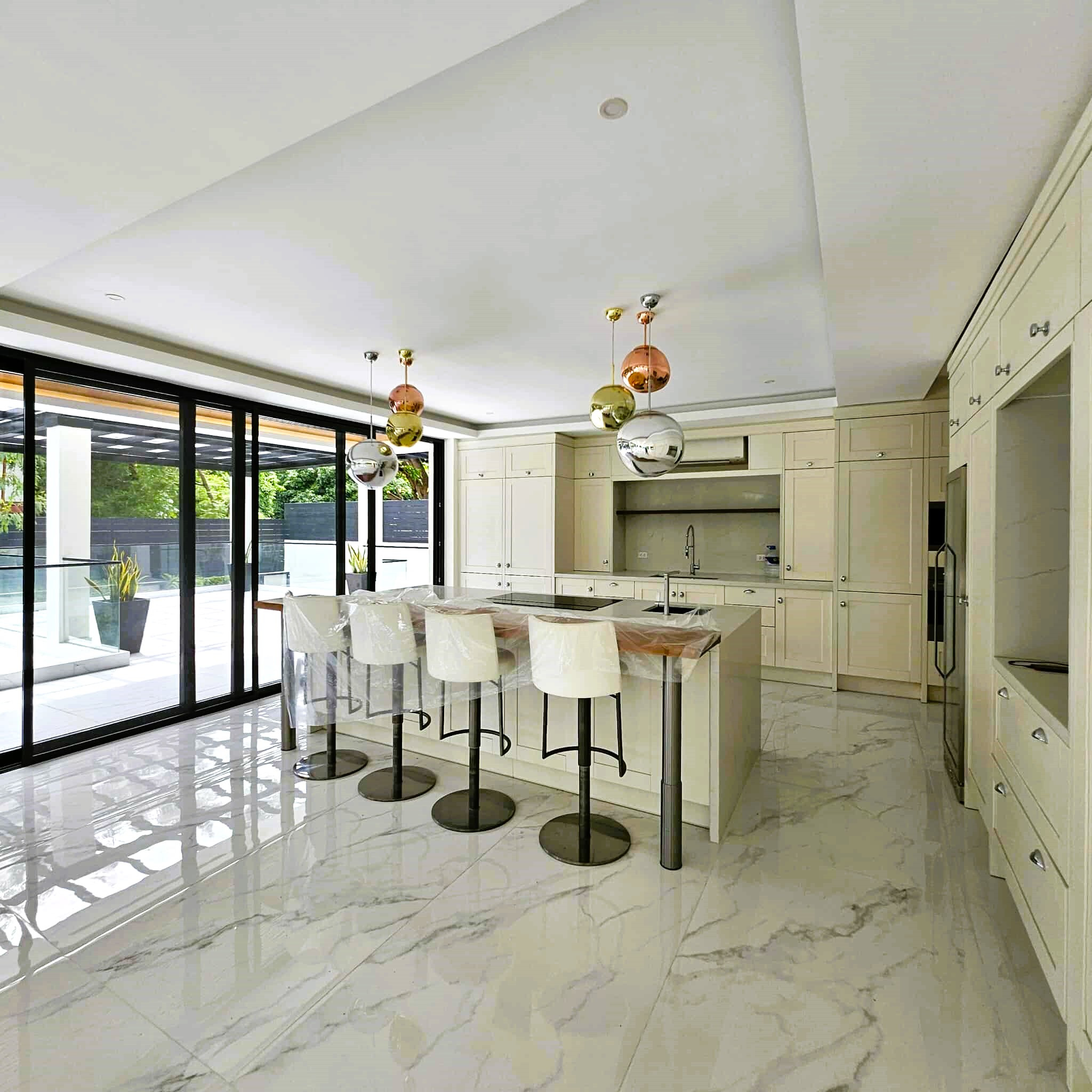 Stunning 8-Bedroom House and Lot for Sale photo 5
