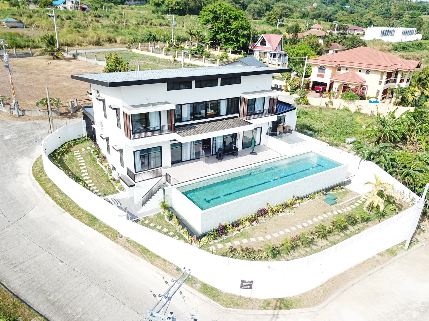 Vast Tropical Rest House For Sale in Taal View Heights photo 3