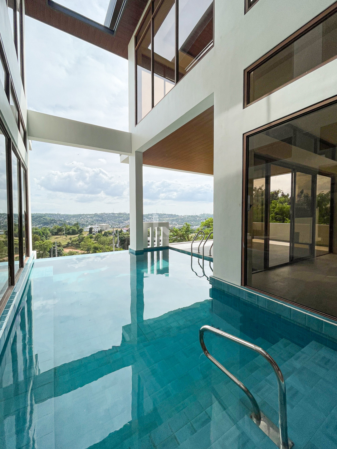 Vast Home with Overlooking Mountain View For Sale photo 4