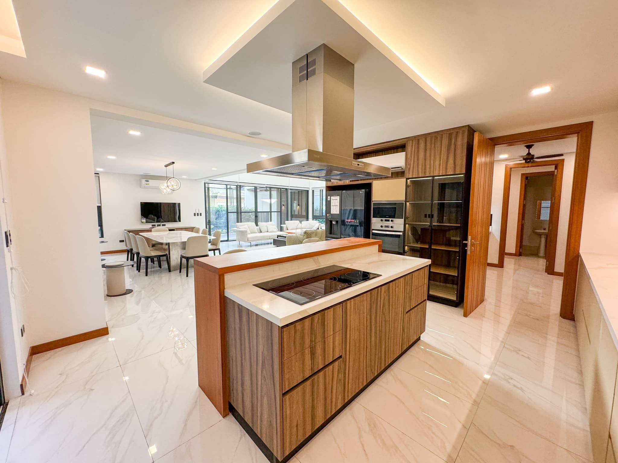 An Outstanding 7 Bedroom Home for Sale in Congressional Ave. photo 5