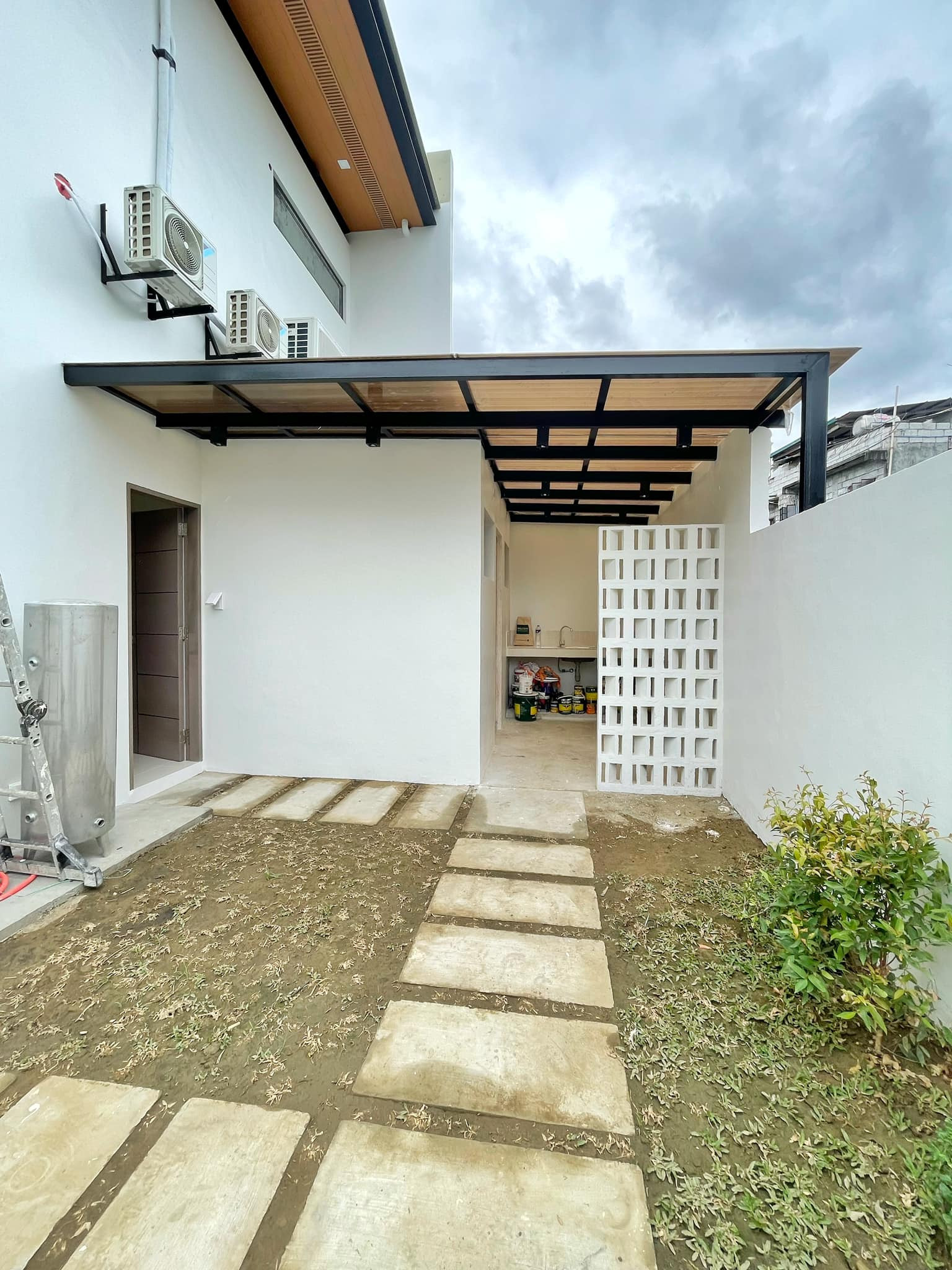 Brand New Modern House for Sale in Greenwoods Executive Village photo 3