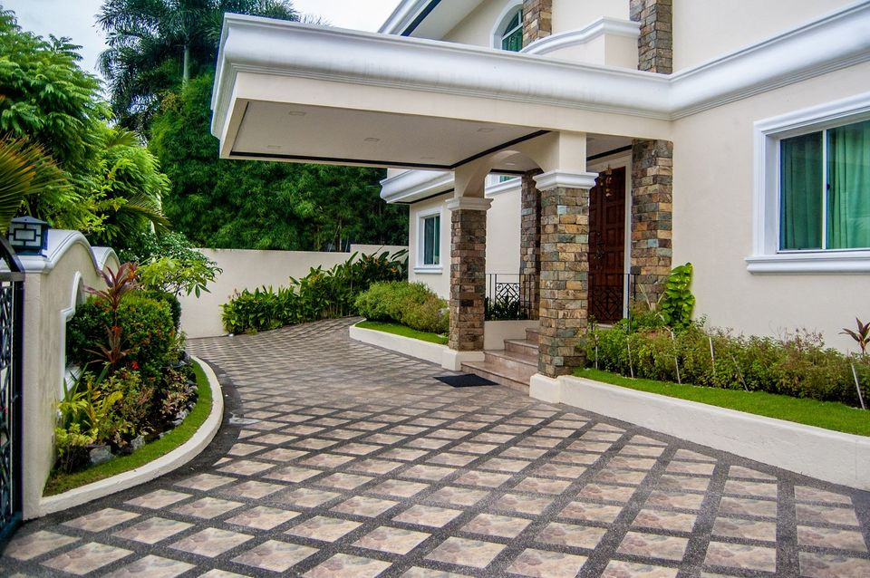 4BR HOUSE AND LOT FOR SALE AT HILLSBOROUGH ALABANG VILLAGE photo 2