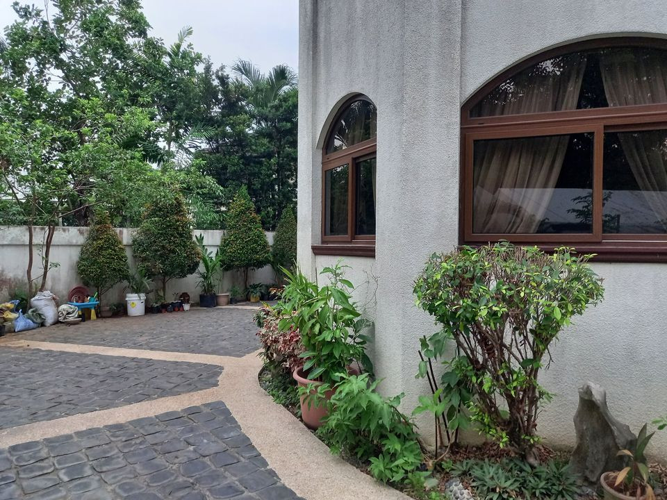 For Sale Ten Bedroom House  Loyola Grand Villas photo 2