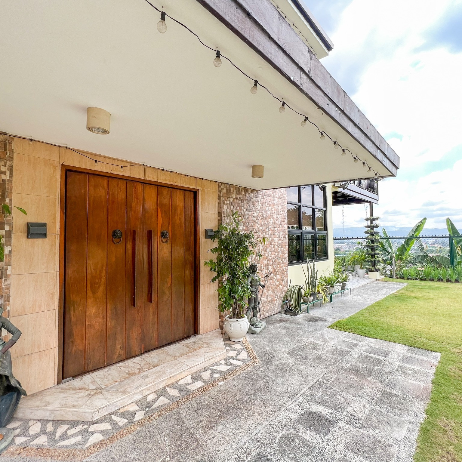 Grand and Immaculate House for Sale in Capitol Homes, Quezon City photo 2