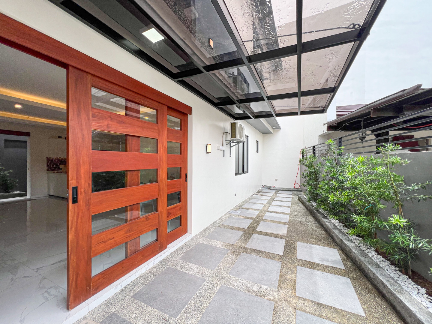 Sale: Sophisticated Modern Contemporary Home photo 2
