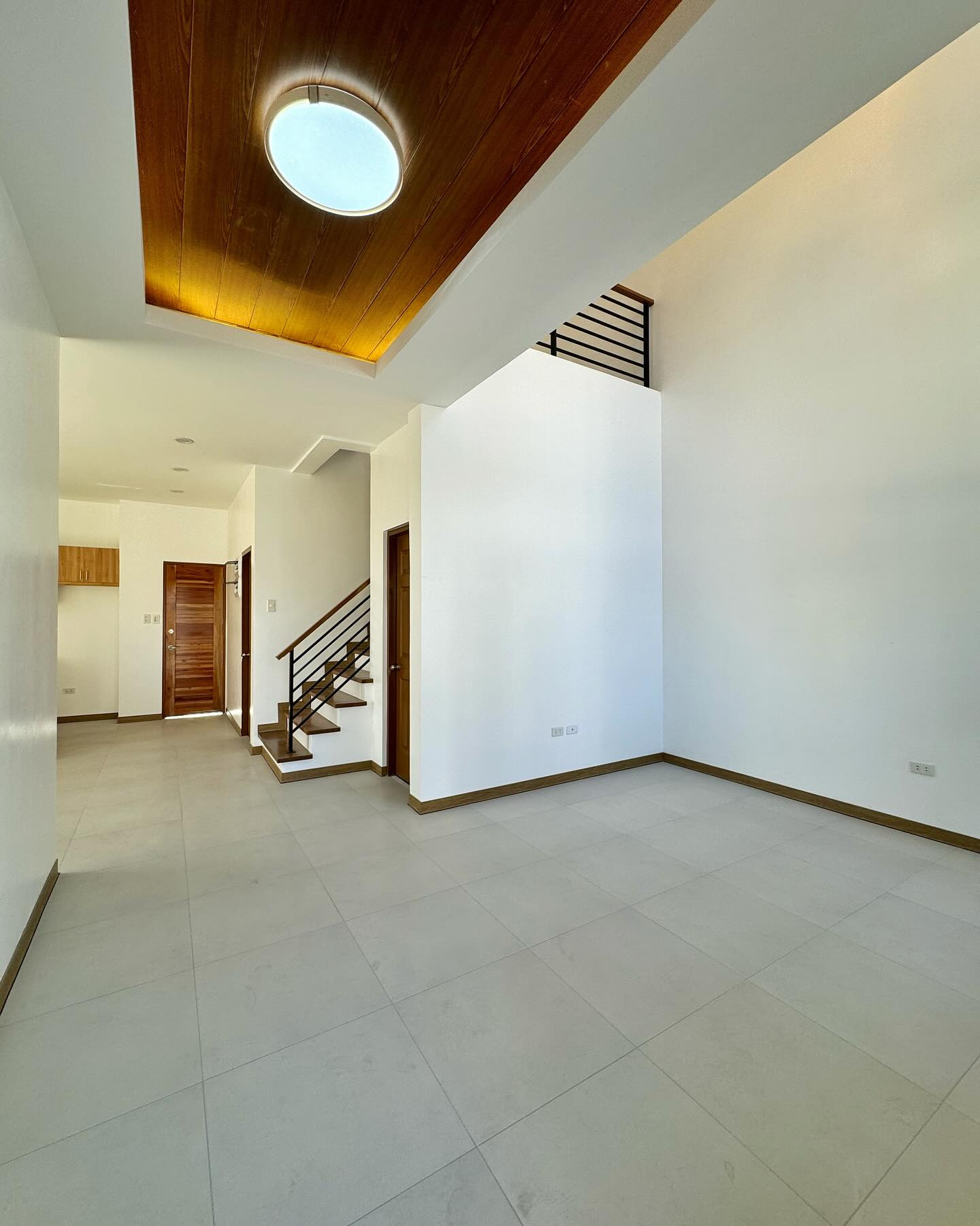 Brand New Modern House for Sale in Greenwoods Executive Village photo 3