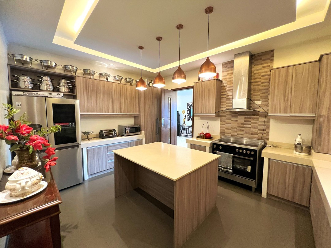 Stylish Immaculate House and Lot for Sale photo 5