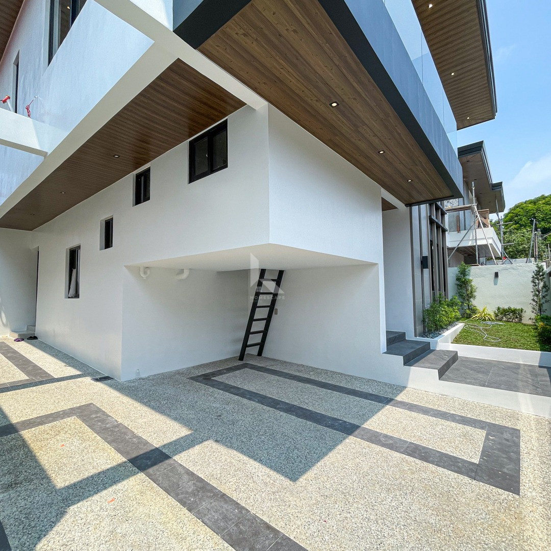 Gorgeous Modern Contemporary House and Lot For Sale in BF Homes photo 2