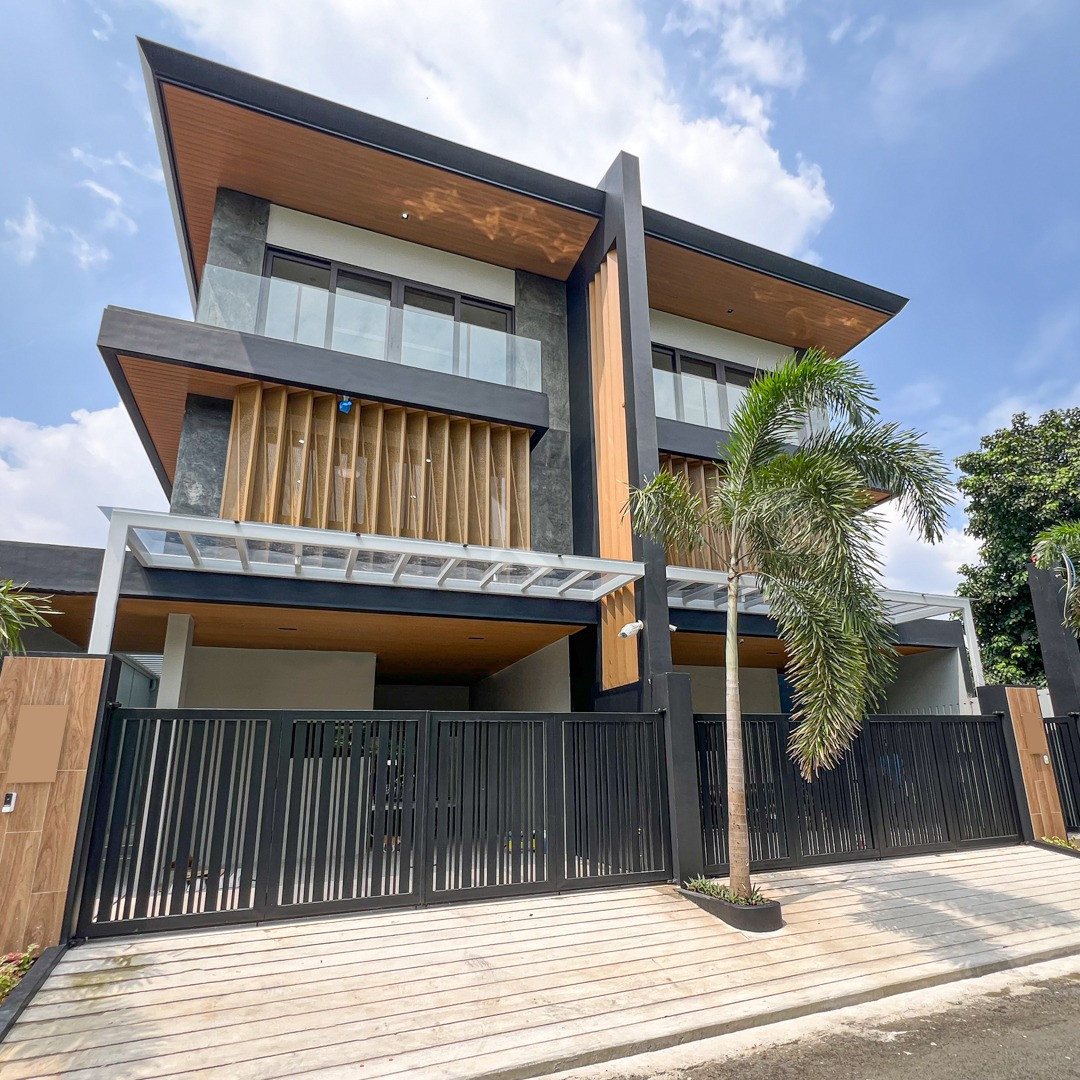 Sophisticated Modern Duplex For Sale in Congressional Subdivision photo 1